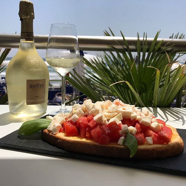 Fresh bruschetta for lunch.#lunch #summer #bagniregina #prosecco #tomato #bruschetta #margherita #basilico #fresh #hot #sunshine #lile4like #food #foodporn #foodlove #vsco #foods #foodblogger #healthyfood #healt #sun