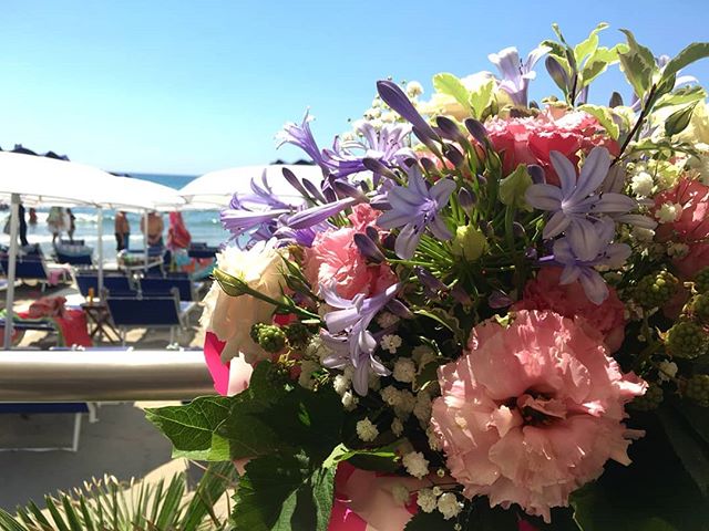 Flowers from lovely client.#flowers #presents #colors #parfum #bagniregina #summer #nice #lovely #person #sunshine #mare #rose #composizione #arte #vsco #flowery #flower_daily
