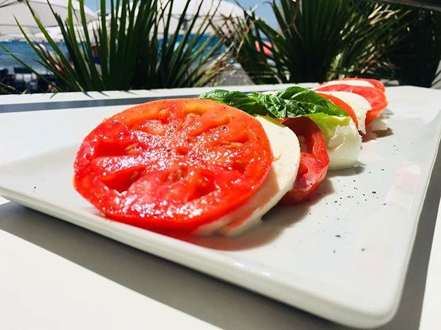 Caprese di bufala from Capri.#food #lunchtime #lunch #caprese #pomodori #bufala #mozzarella #basilico #sunshine #foodporn #foodlove #foodblogger #beach #bagniregina #fresh #healthyfood #healt #red #white #green #like #love