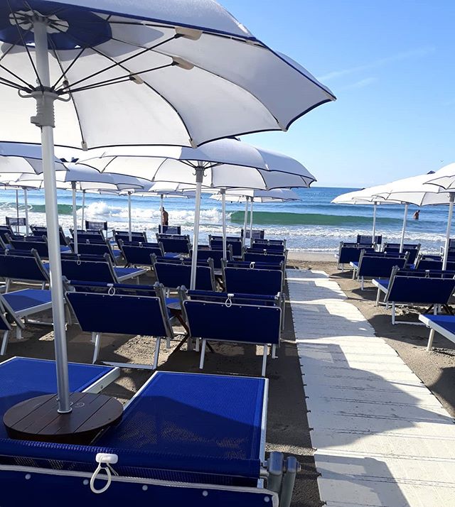 Blue us the new Red.#bagniregina #bluesea #blue #sky #sunshine #summer #summer2018 #restored #restyling #sea #andora #andorabeach #sun #beds #new #nice #style #lovelyday #like4likes