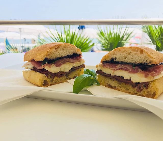 Panino RE MAURITO Pomodori secchiBufalaCulatello BasilicoCrema balsamica#bagniregina #lunchtime #lunch #summer #bontá #foodlove #foodphotography #foodporn #squisito #panino #bufala #prosciutto #basilico #cibo #buono #fresco #creazione #news