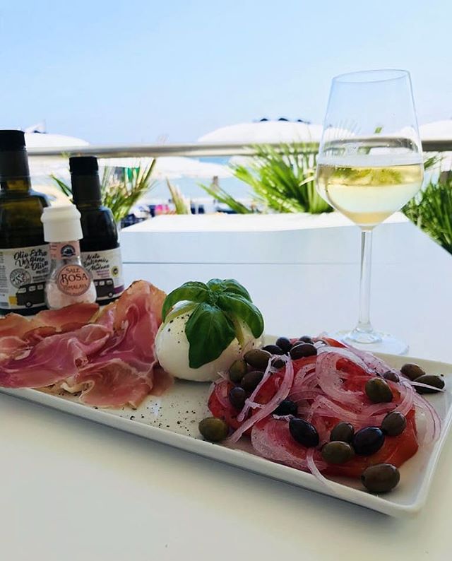 Piatto del giorno:" Bufala su un letto di culatello e pomodori cuore di bue con olive taggiasche basilico e cipolle in accompagnamento "#foodlove #bagniregina #lunch #lunchtime #foodporn #mozzarella #pomodori #basilico #cipolla #olive #picoftheday #photo #foodphotography #nice #buono #colors #bontá #love #sunshine