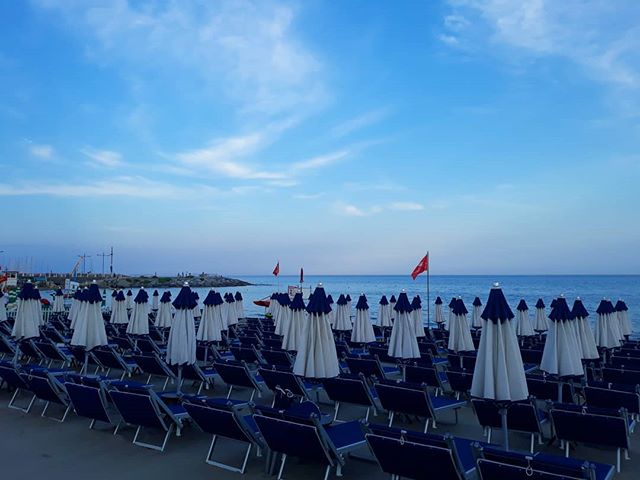 Immersi nel blue.#bagniregina #blue #beach #sunset #sky #nice #night #like #colors #sea #seaside #photo #nikon #photography #photooftheday #nikonditalia #picture #picoftheday