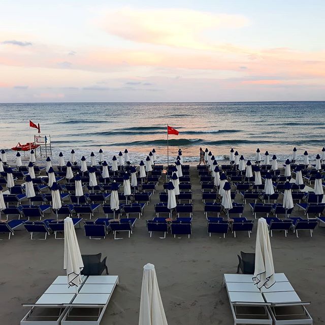 Il momento più bello?I colori del cielo dopo la tempesta.#sky #bagniregina #seaside #sunset #sea #beach #photo #like #colors #vsco #camera #andora #andorabeach #mare #quiete #picoftheday #picture #summer2018 #summervibes #summerday
